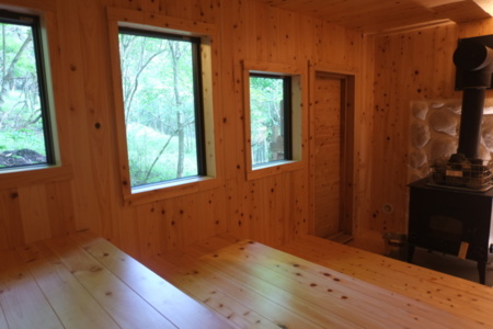 サウナ、3段フラットフロア、大型ストーブ