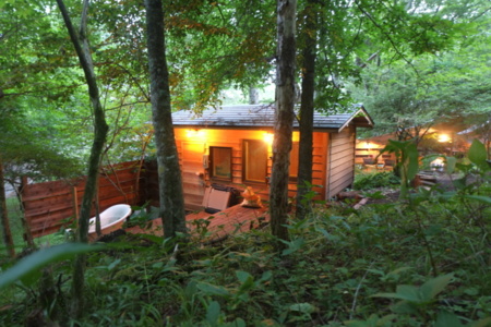 地下水の冷たい水風呂は猫足のバスタブです