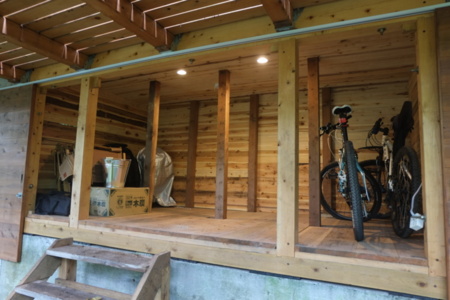 自転車収納ガレージ、スライド扉鍵付きです