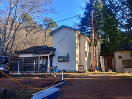 受付／管理棟の外観です、まずはこちらへ