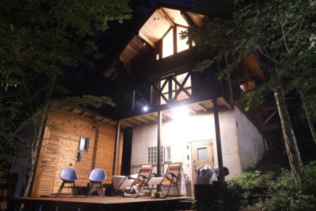 サウナ小屋は地下室を出てすぐ