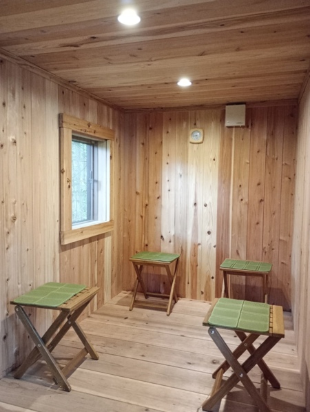 サウナ小屋／床はフラットで余裕の広さです