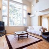 高い天井と大きい窓の解放感溢れるリビング