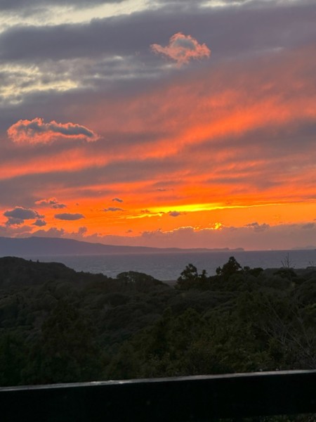 冬はテラスの正面に夕陽が沈みます。