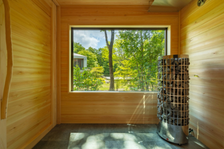 サウナから外の大自然を満喫できます。