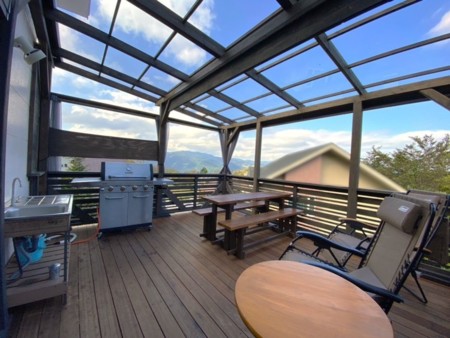 BBQテラスは屋根完備＆防虫ネット付