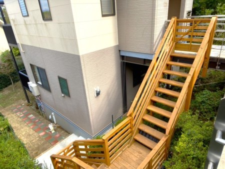 エントランスからドッグランへの階段