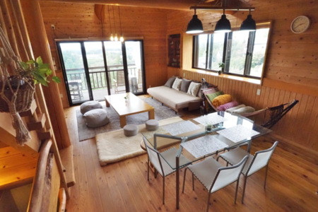 16畳の広々LDK。大人数でお食事可能。