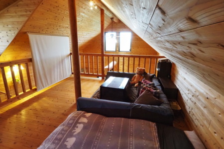 100インチの大画面でまったり映画鑑賞。