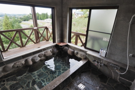 見晴らし抜群！岩風呂天然温泉。