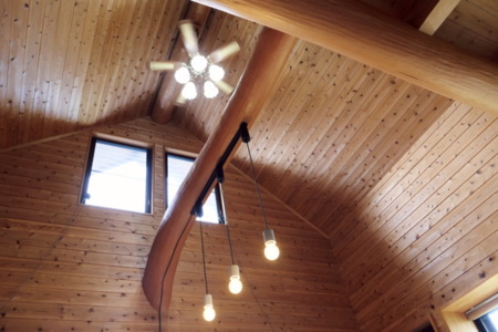 広々リビングの高い吹き抜け