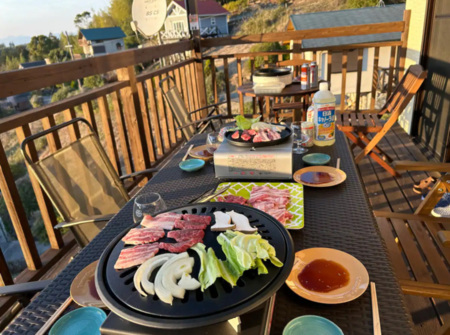 雨でもＯＫ。屋根付きウッドデッキで焼肉。