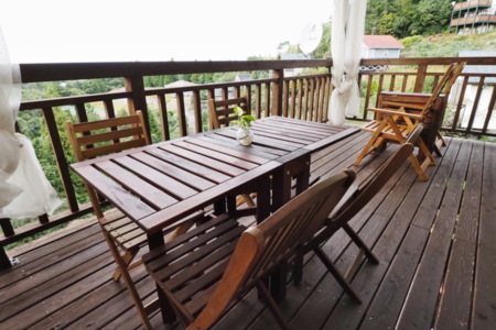 山々を見渡せる屋根付きウッドデッキ