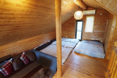 寝室①16畳の広々寝室。