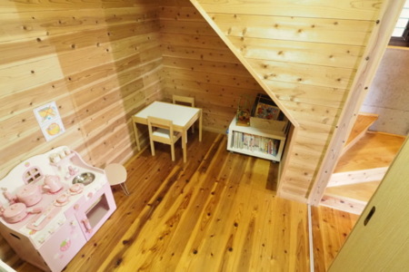 木製のおもちゃや絵本が沢山。