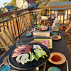 雨でもＯＫ。屋根付きウッドデッキで焼肉。