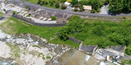 目の前は湯舟川