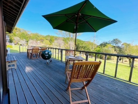 テラスでドックランを眺めながらBBQ