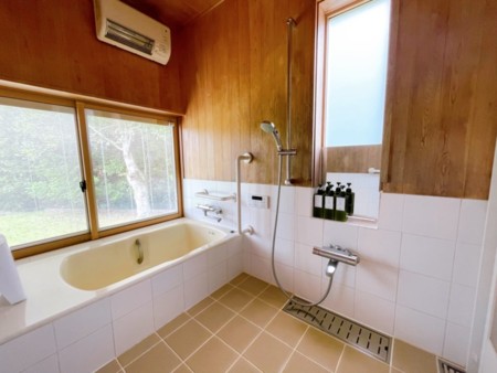 木の香りが気持ち良いバスルーム