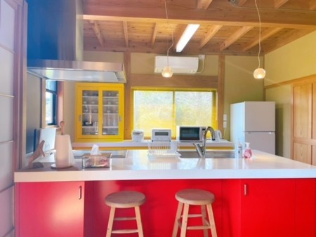 カラフルできれいなアイランドキッチン