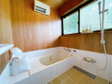 木の香りが気持ち良いバスルーム