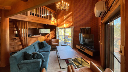 リビングは吹き抜けでとても広いです。