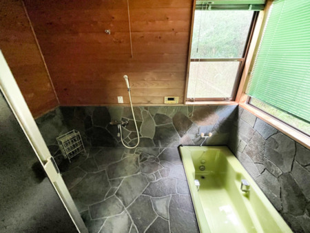 お風呂。少し珍しい温泉風です。