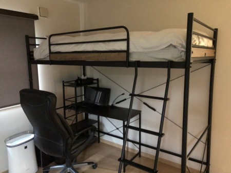 1階寝室は2段ベッドとダブルベッド1台