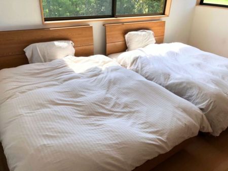 2階寝室はダブルベッド2台完備