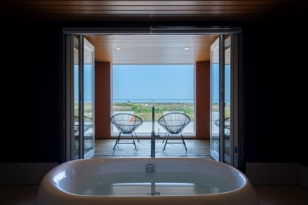 景色を楽しみながら安らげるバスルーム