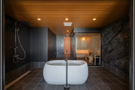 景色を楽しみながら安らげるバスルーム