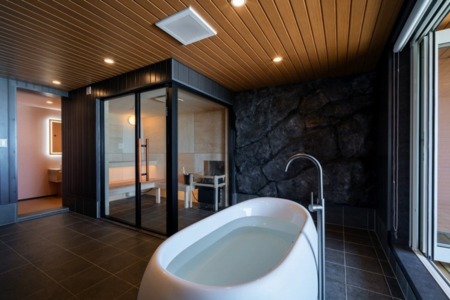 景色を楽しみながら安らげるバスルーム