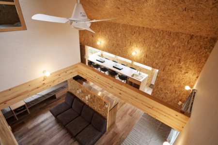 ２階吹き抜けからリビングの眺め