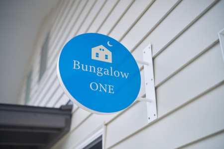 Bungalow Oneのかわいい看板
