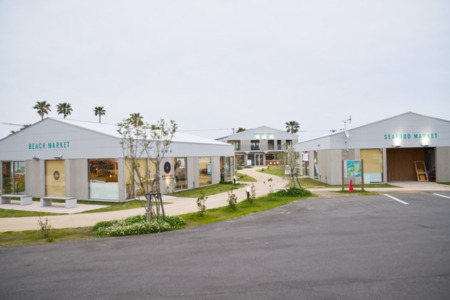 近隣商業施設が充実の賑やかなビーチエリア