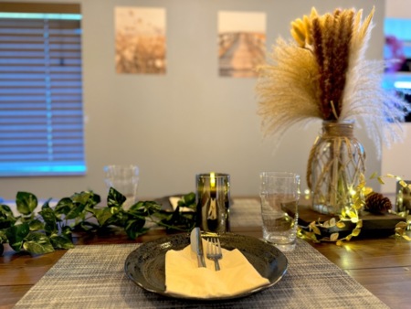 周辺には飲食店やコンビニもあり、観光拠点