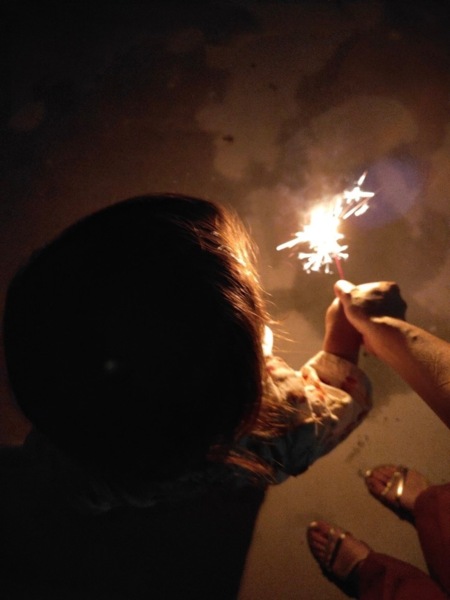 夜には花火で遊びましょう。