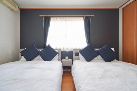 ダブルベッドが２つの広々寝室