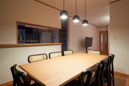 みんなで食事を囲めるダイニングスペース