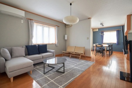 落ち着いた雰囲気のリビングスペース