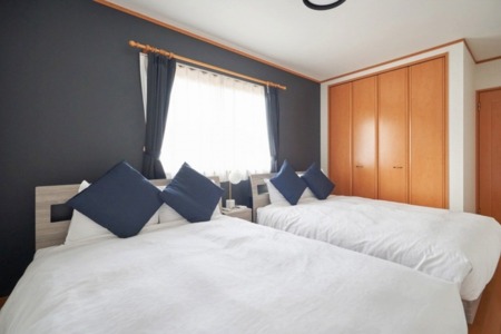 ダブルベッドが２つの広々寝室