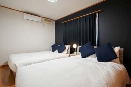 ダブルベッドが２つの広々寝室