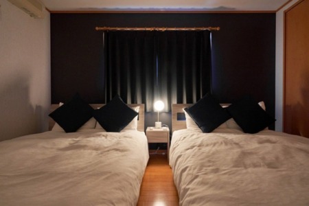 ダブルベッドが２つの広々寝室