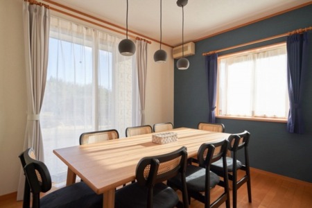 みんなで食事を囲めるダイニングスペース