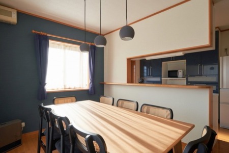 みんなで食事を囲めるダイニングスペース