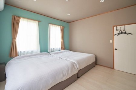 ふかふかのベッドでくつろぐ寝室