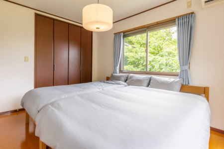 洋室　シングルベッド1,ダブルベッド1