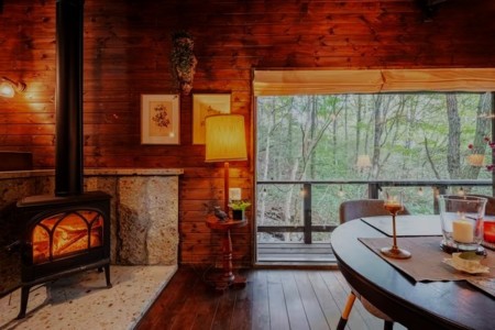 暖炉：ノルウェー製。炉壁は大谷石です。