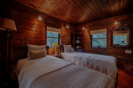 １F寝室：シングルベット×２