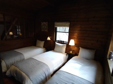 ２F寝室：シングルベット×３